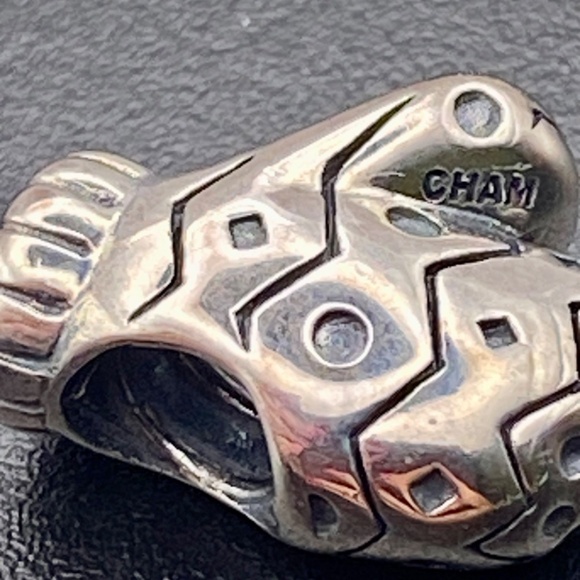 Authentic Chamilia mitten charm retired NWT - Picture 3 of 5